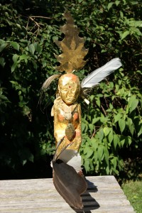 Hier hingegen sehen Sie die Mammi wie sie leibt und lebt. In und um uns, wie es sich versteht. Na, sehen Sie. Habe ich Ihnen etwa zuviel versprochen?