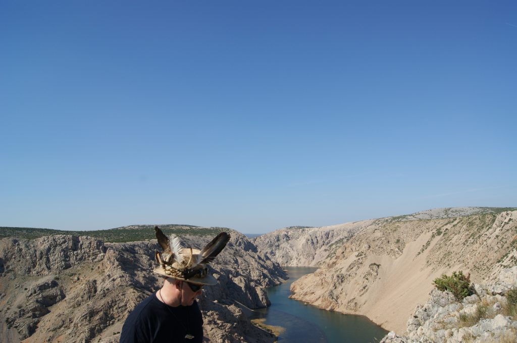 Mein Bruder Winnetou ist schon gegangen, er konnt´ wirklich nicht länger warten, jetzt steh ich hier allein in seinem Garten.