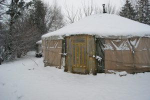 Die Jurte im Winter. Natürlich nicht zu Weihnachten. Eher im Februar oder März. Da liegt nämlich oft Schnee auf der Jurte.
