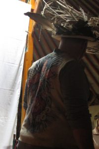 ...und der Schamane wendet sich und hört wie ihm der Traum verspricht, ihn wieder freundlich zu geleiten ins Reich der Abendfeen. Wir schreiten vorwärts um zurück zu gleiten.