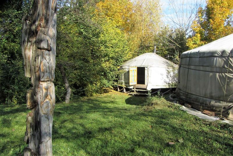 Totempfahl und Jurte in Haag