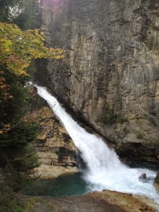 Schamanische Traumdeutung Traumdeutung, symbolisiert durch einen Gebirgsbach