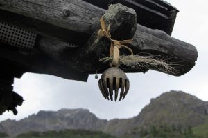 Glöckchen am Holzdach auf einer Alm, auch das gehört zur Traumdeutung