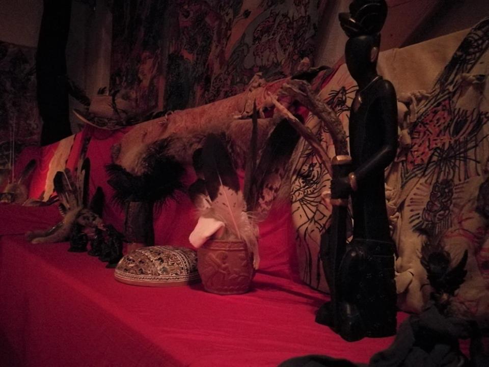 Das Foto fast in Echtzeit. 
Es zeigt einen Teil des Altars unserer kirschroten Trance.