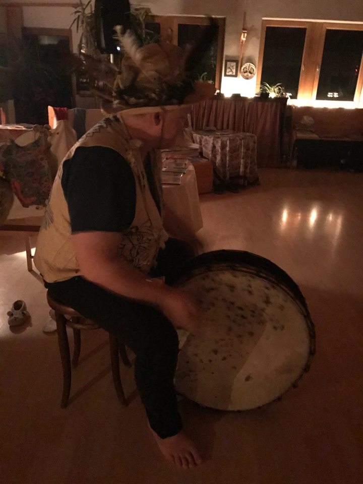 Schamane-ruft-zur-Trance