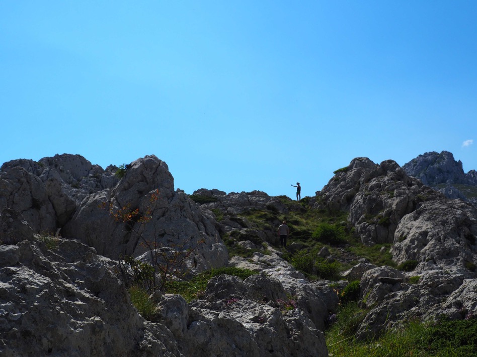 Schamanin in der Wildnis des Südens, sie zeigt direkt auf den Weg der Kraft...