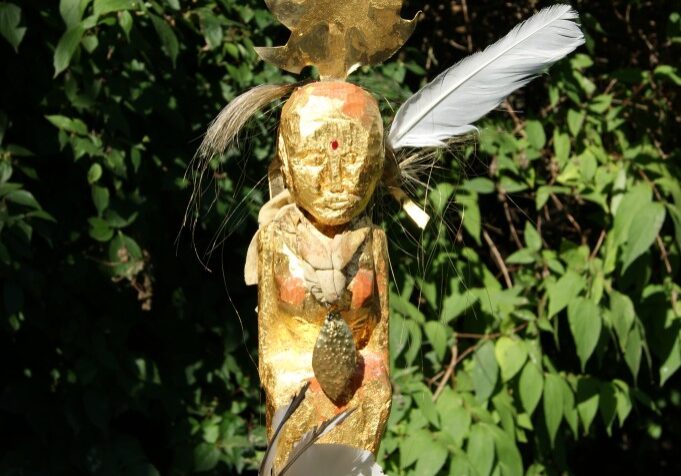 Hier hingegen sehen Sie die Mammi wie sie leibt und lebt. In und um uns, wie es sich versteht. Na, sehen Sie. Habe ich Ihnen etwa zuviel versprochen?