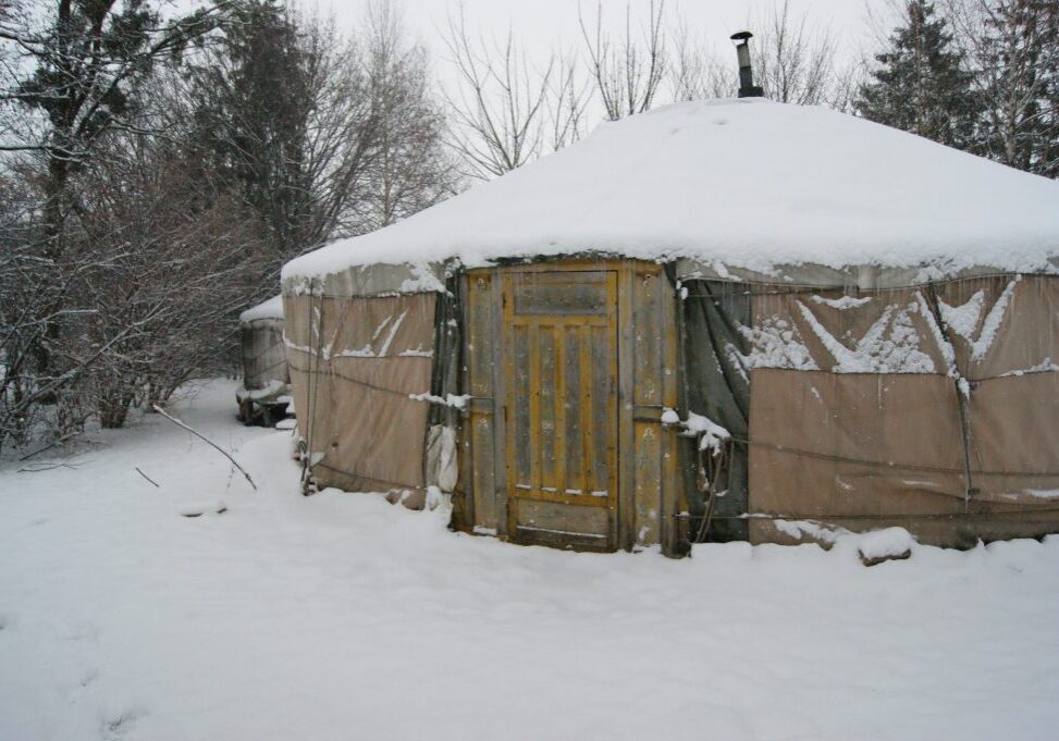 Die Jurte im Winter. Natürlich nicht zu Weihnachten. Eher im Februar oder März. Da liegt nämlich oft Schnee auf der Jurte.