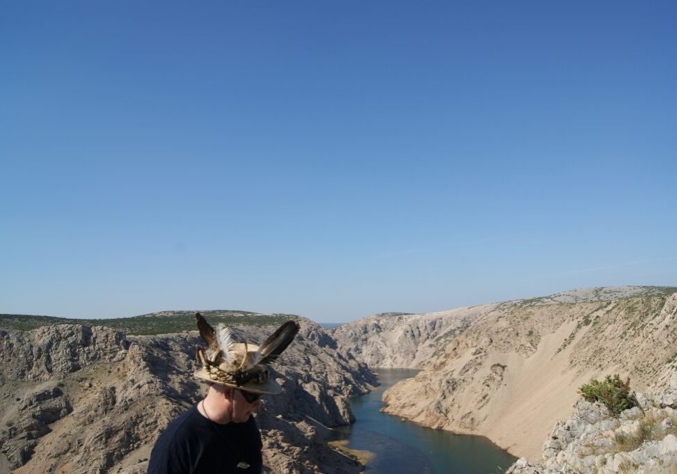 Mein Bruder Winnetou ist schon gegangen, er konnt´ wirklich nicht länger warten, jetzt steh ich hier allein in seinem Garten.