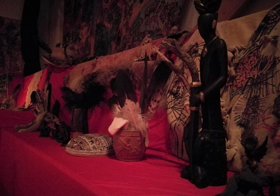 Das Foto fast in Echtzeit. 
Es zeigt einen Teil des Altars unserer kirschroten Trance.