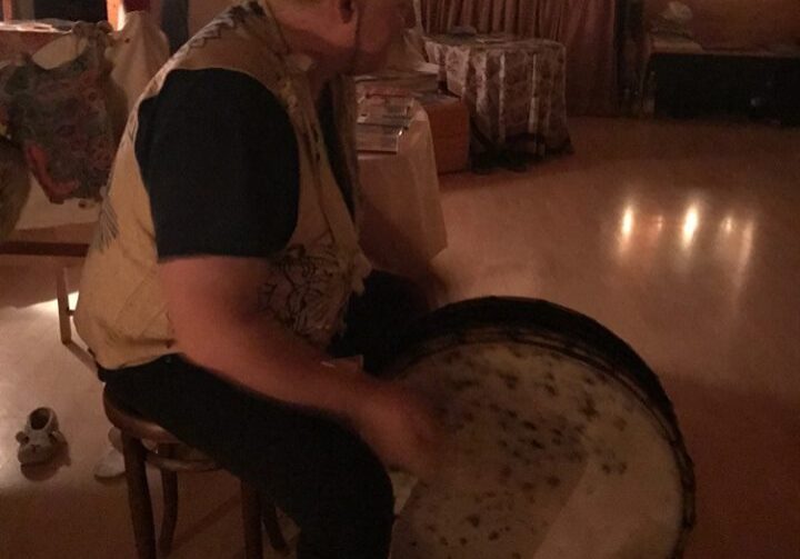 Schamane-ruft-zur-Trance